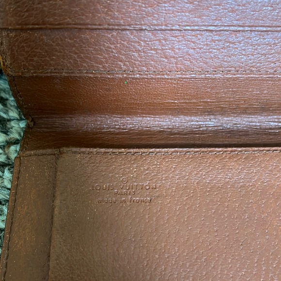 LV Bifold 6.5”x4 “ card holder. Code: 832
Call out: Wrinkle due to vintage. - Picture 6 of 9